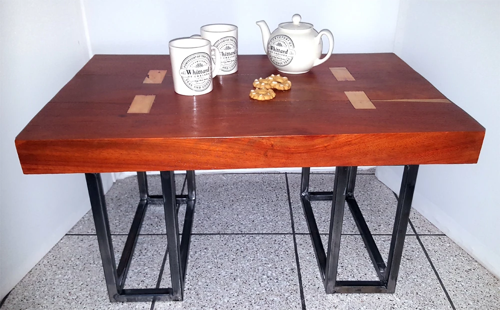 Tavolino in mogano con base di ferro