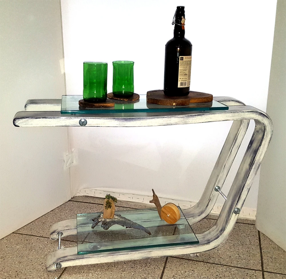 comodino tavolino di legno con mensole di vetro