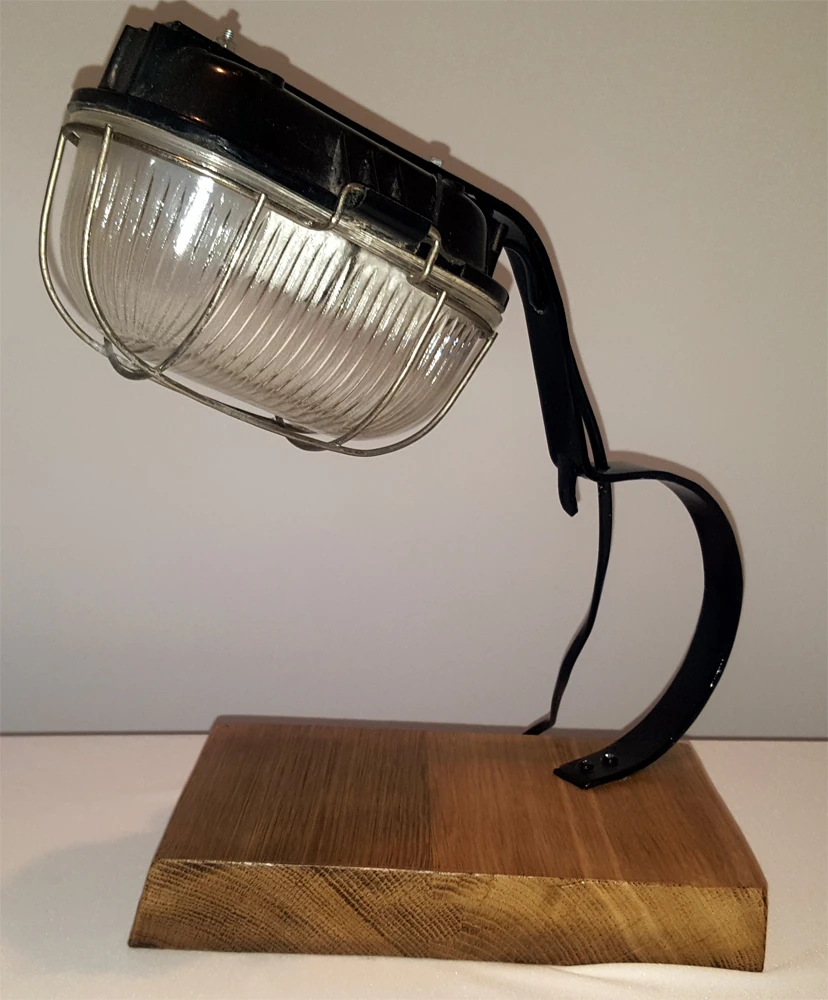 lampada da scrivania con faretto e cicogna in ferro