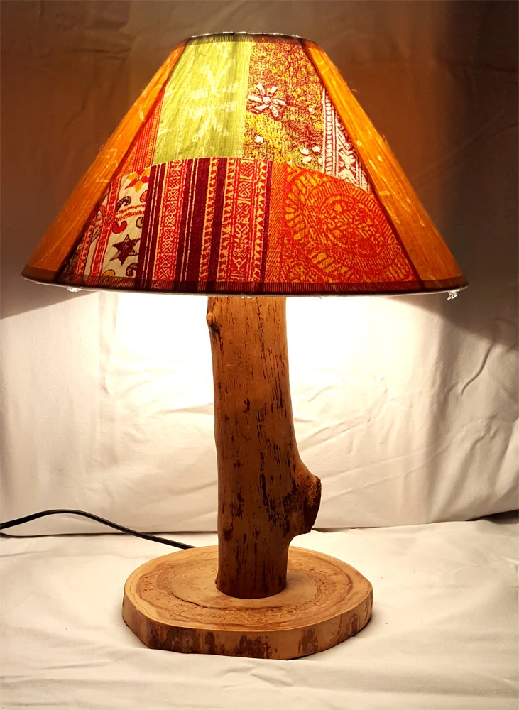 lampada da tavolo con paralume colorato