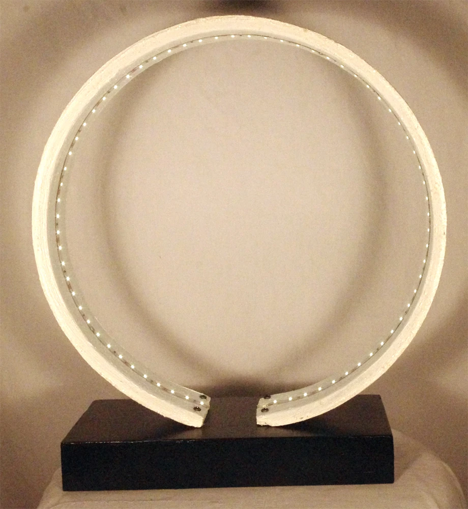 lampada da tavolo in legno rotonda con striscia led