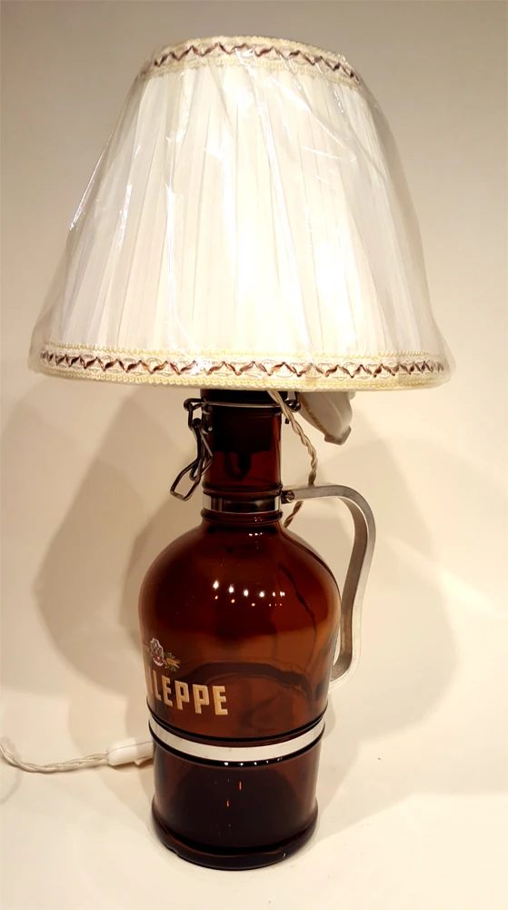 lampada su bottiglione di birra con manico