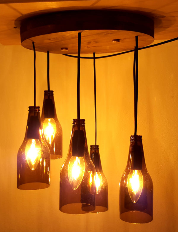 lampadario con bottiglie e plafoniera di legno