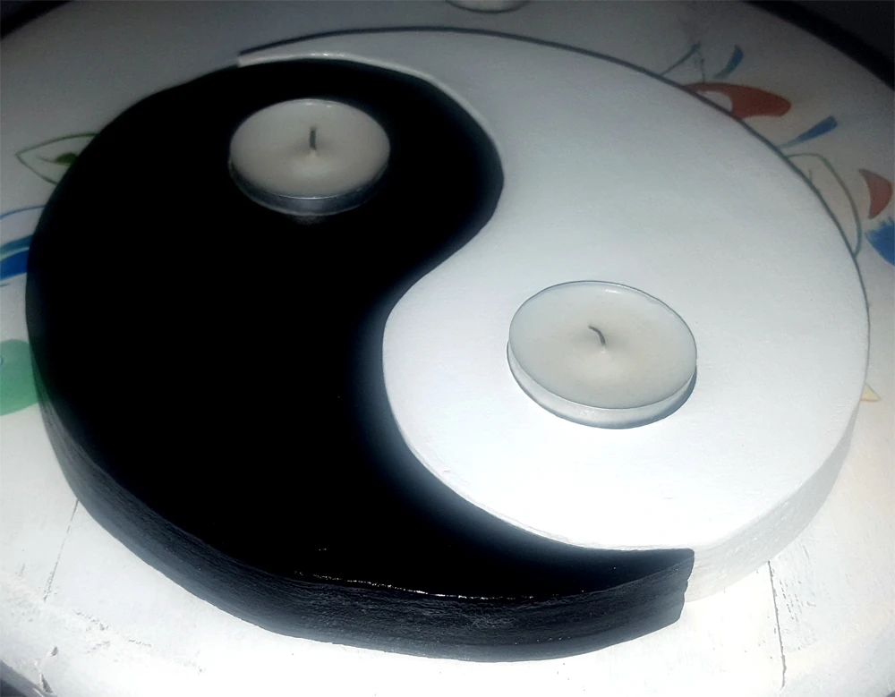 yin yang di legno dipinto a mano con candeline