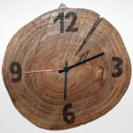 orologio su fetta di tronco (b)