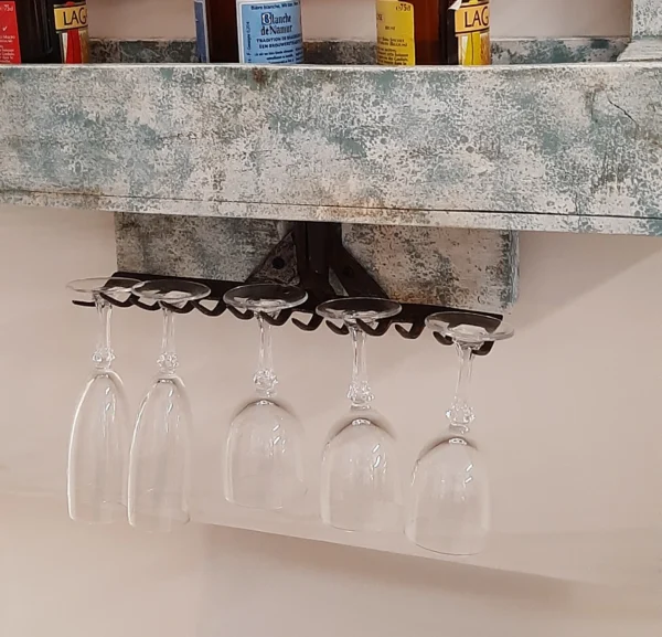 orta bottiglie e bicchieri con rastrello il rastrello